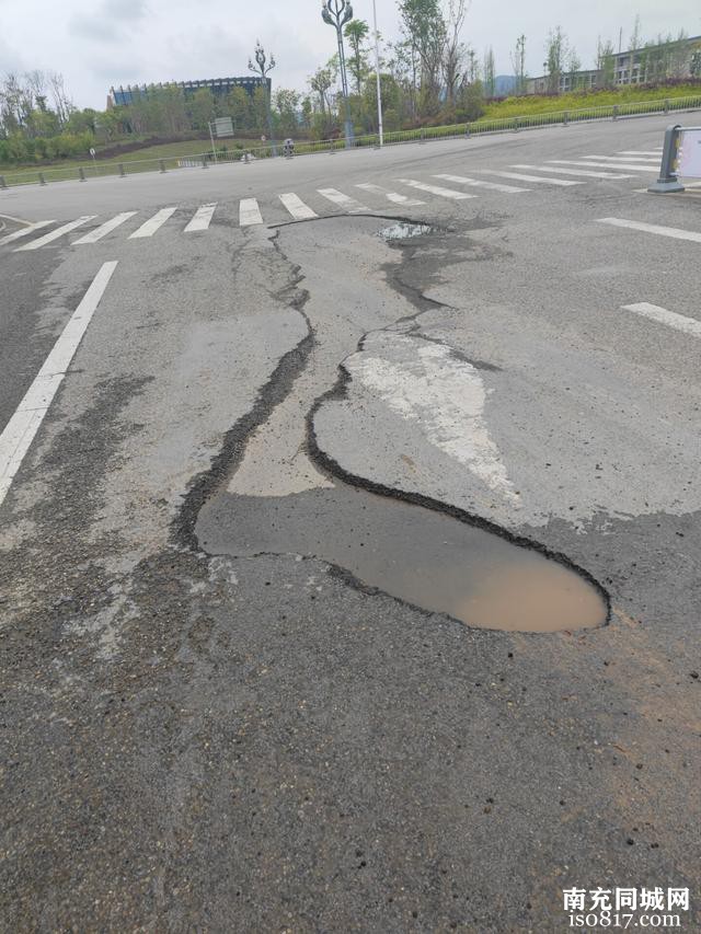 蓬安县锦屏镇附近道路上这破烂坑洼的地面，究竟何时才能得到修补-2.jpg