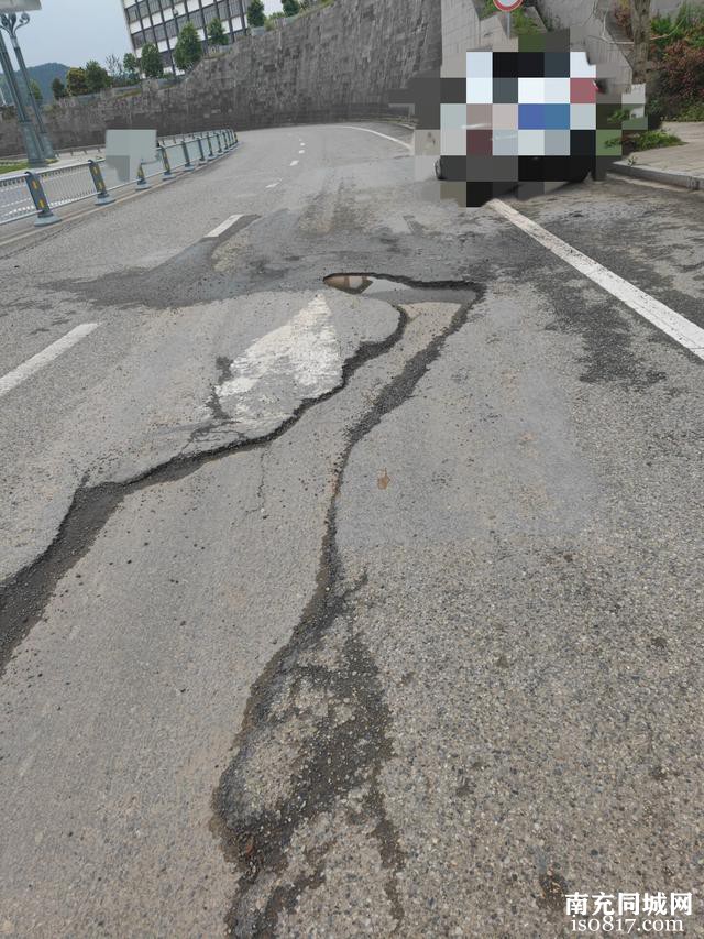 蓬安县锦屏镇附近道路上这破烂坑洼的地面，究竟何时才能得到修补-5.jpg