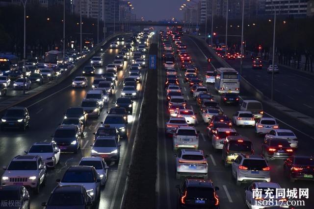 蓬安县城停车难：车辆乱停引发争议，建设地下停车场成为解决之道-2.jpg