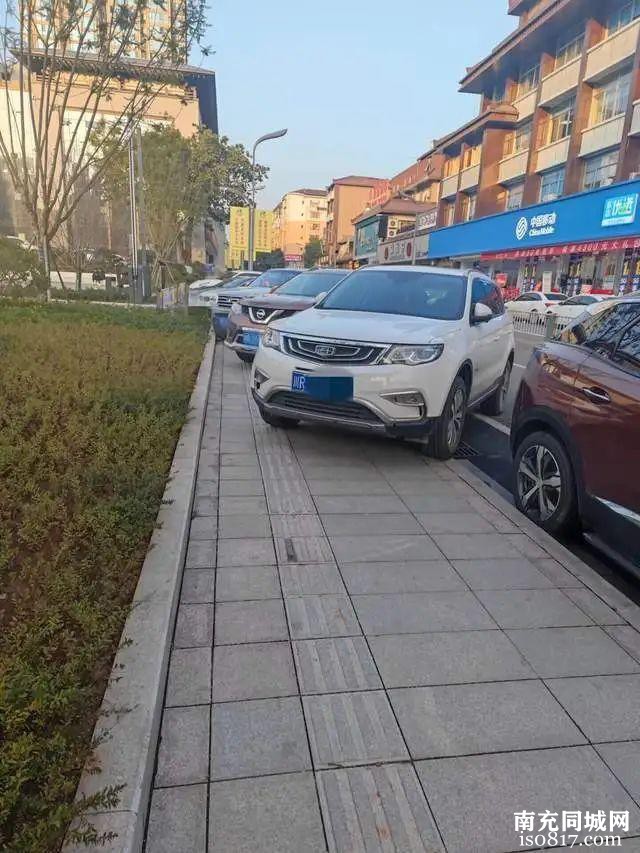 蓬安县城停车难：车辆乱停引发争议，建设地下停车场成为解决之道-4.jpg