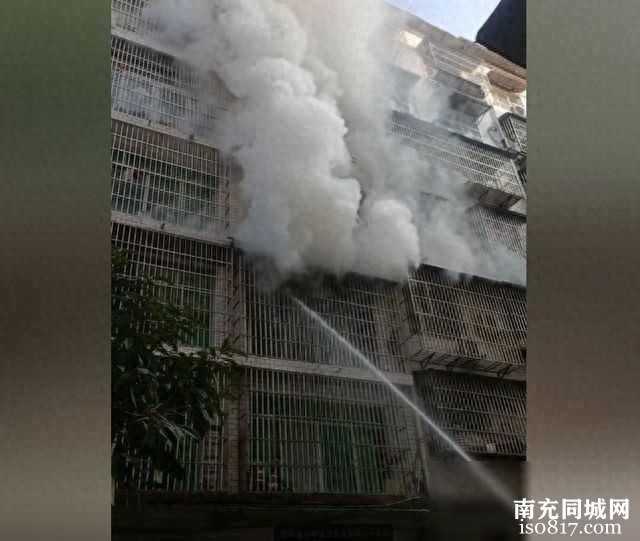 营山县城区有房屋出现火情，现场浓烟滚滚-1.jpg