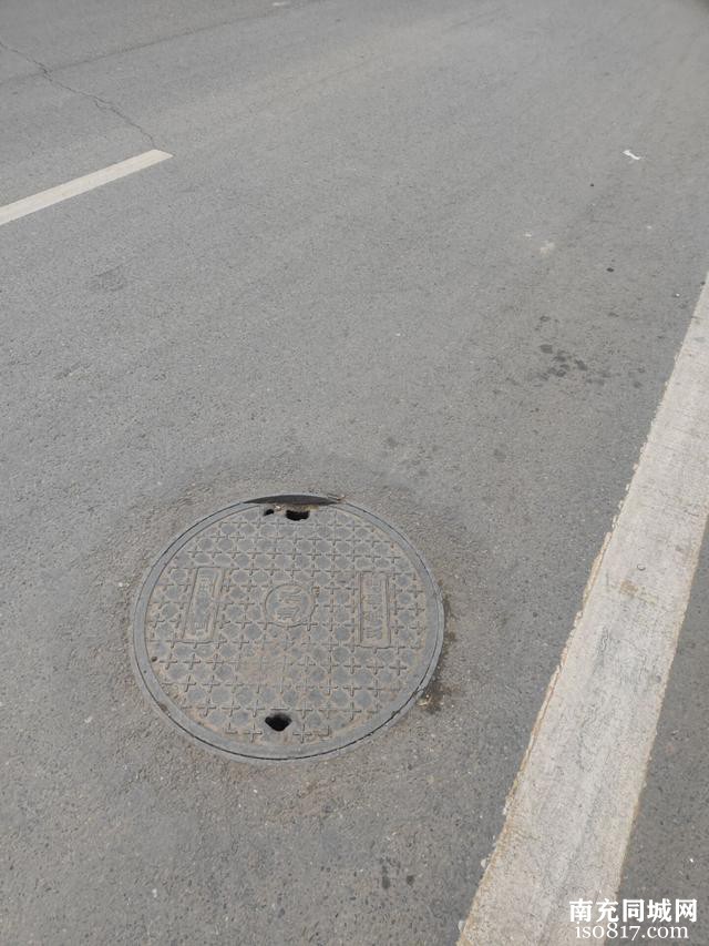 蓬安县街头一些井盖，为何会呈现这种状况呢？-1.jpg
