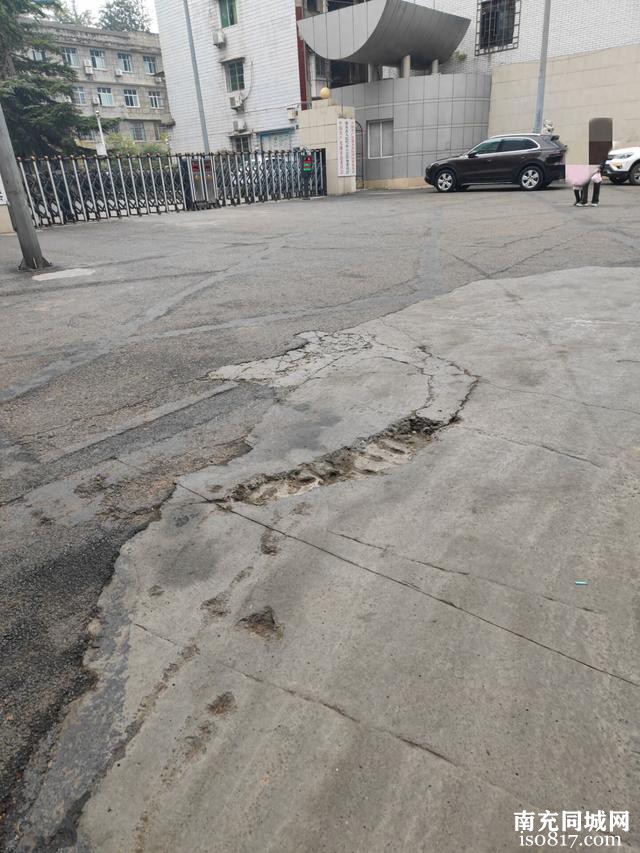 蓬安县政府大门外不远处，有路面看起来颇为破烂哦-1.jpg