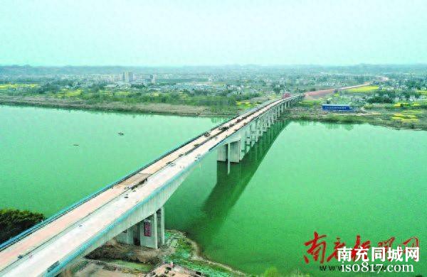 南充过境高速公路嘉陵江特大桥完成架梁-1.jpg