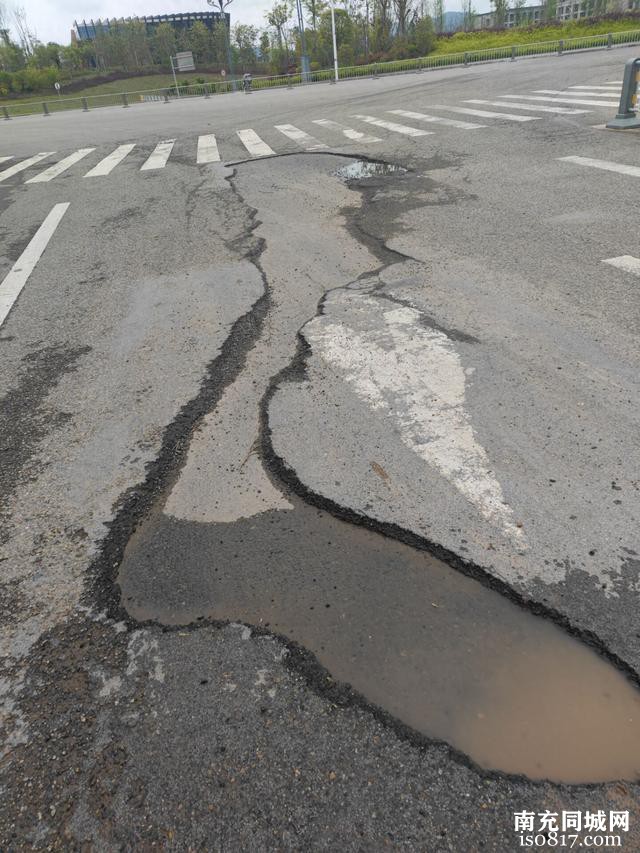 蓬安县锦屏镇附近道路上这破烂坑洼的地面，究竟何时才能得到修补-1.jpg
