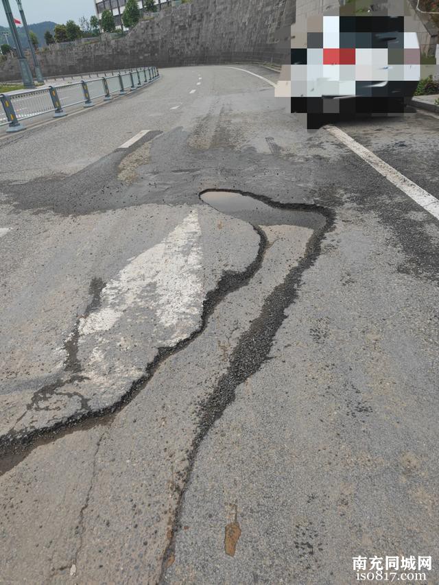 蓬安县锦屏镇附近道路上这破烂坑洼的地面，究竟何时才能得到修补-3.jpg