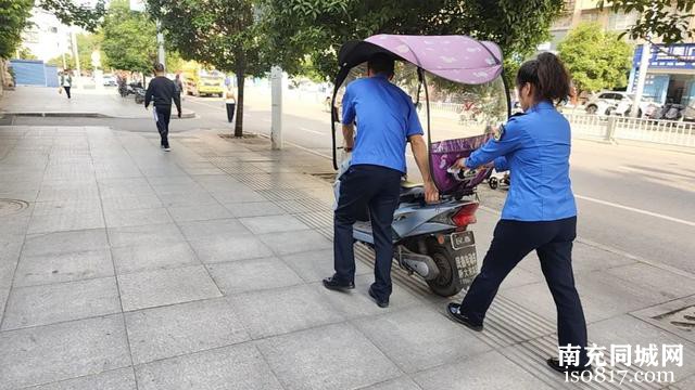 蓬安县城市综合执法大队开展“五·一”节后市容环境整治-2.jpg